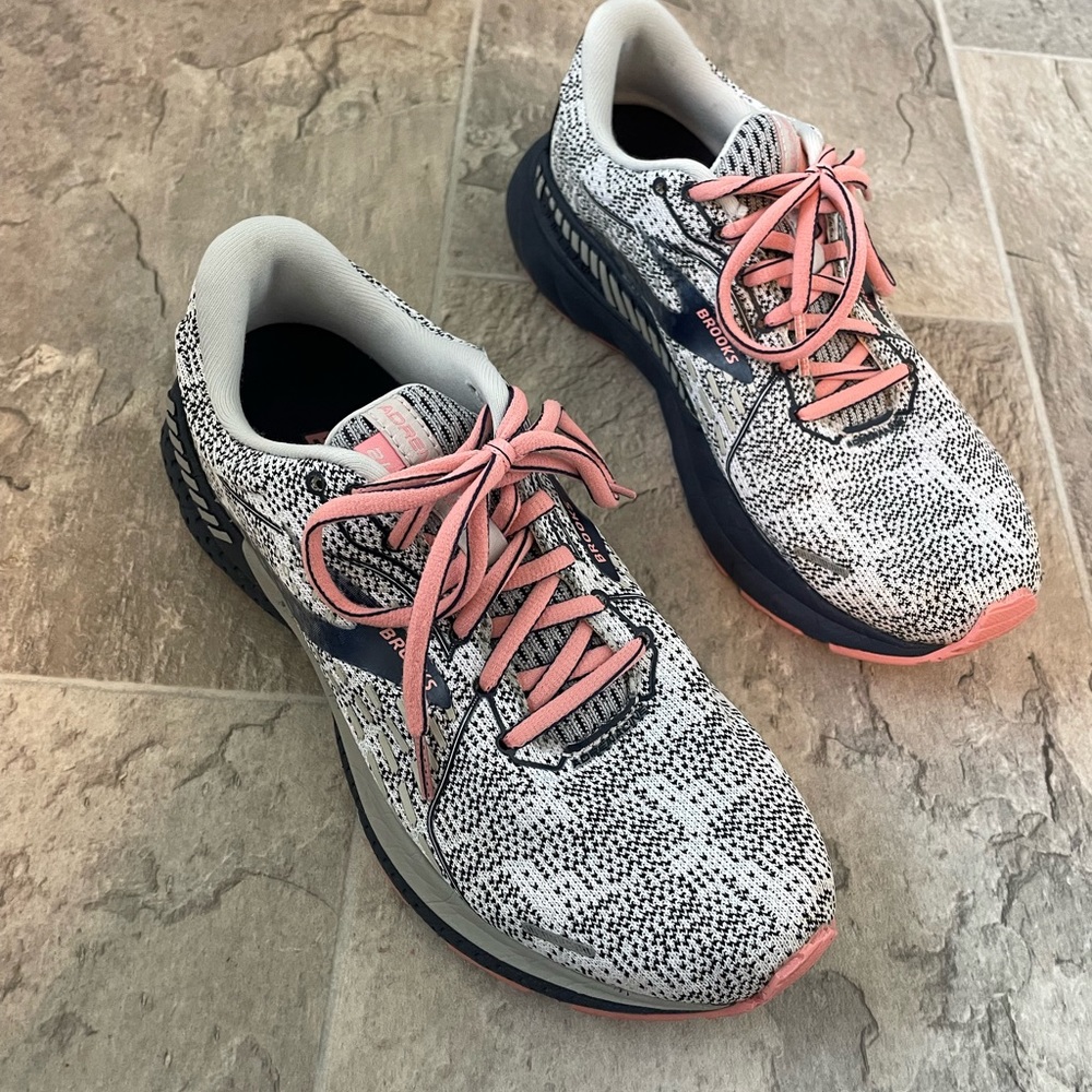 Brooks Adrenaline 21 - Size 8.5 women
